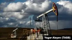 ОПЕК+ мұнай өндіру көлемін азайту туралы келісімді тағы бір айға созды