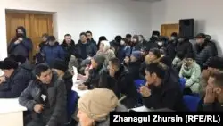 Ақтөбе әкімдігінің өкілдерімен кездесіп жатқан салымшылар. 22 ақпан 2020 жыл.