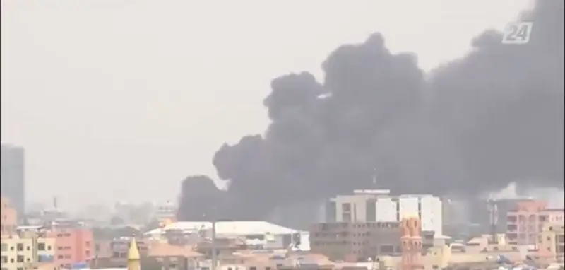 Судан астанасындағы халықаралық әуежайда жарылыс болды (видео)