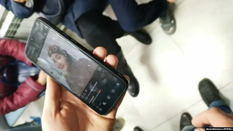 Оралда полиция көлігі адам қаққан жерді түсірген блогерге айып тақты