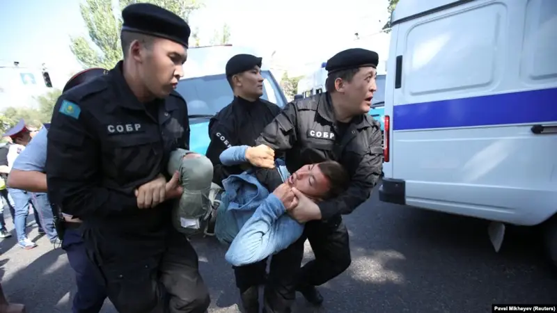 HRW Тоқаевты шерушілерді жазалауын тоқтатып, реформа жасауға шақырды