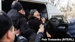 Құқық қорғаушылар: 300-ден астам адам ұсталды, Алматыда кемінде 2 адам жарақаттанды