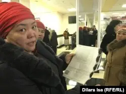 Әкімдікке шағымданып келген әйелдердің бірі Азаттық тілшісіне құжатын көрсетіп жатыр. Шымкент, 22 қаңтар 2020 жыл.