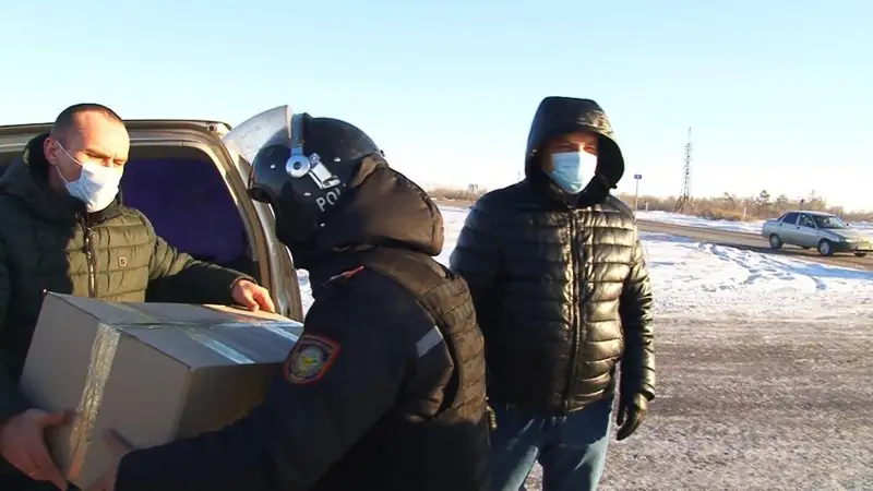 Кәсіпкер блок - бекетте тұрғандарға жылы киім апарды