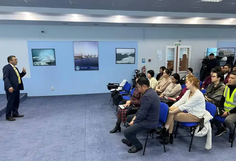 Мейрам Қажыкен Ақтаудағы теңіз сауда портының қызметкерлерімен кездесу өткізді