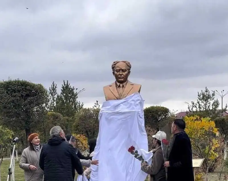 Қарағандыда  Мұхтар Әуезовке бюст қойылды