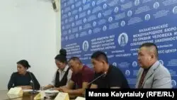 &amp;quot;Қытайдан қашып келген&amp;quot; қазақтар Қастер Мұсаханұлы (сол жақта) мен Мұрагер Әлімұлы (оң жақта) баспасөз мәслихатында отыр. Алматы, 14 қазан 2019 жыл.