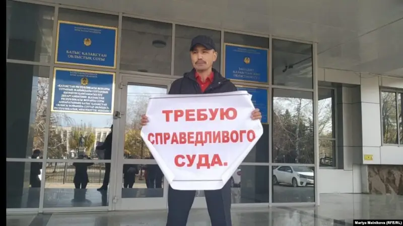 Оралда бұрынғы полицей жалғыз адамдық пикет өткізді