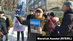 Қайын ағасының Қытайда түрмеде отырғанын айтып тұрған әйел. Алматы, 17 қаңтар 2020 жыл.