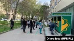 Шымкентте ондаған адам банк бөлімшелеріне жиналды