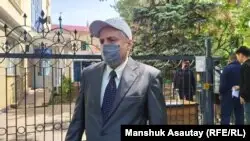 Азаматтық белсенді Юрий Маленькихтің әкімшілік сот алдындағы бір адамдық пикеті. 15 мамыр 2020 жыл.