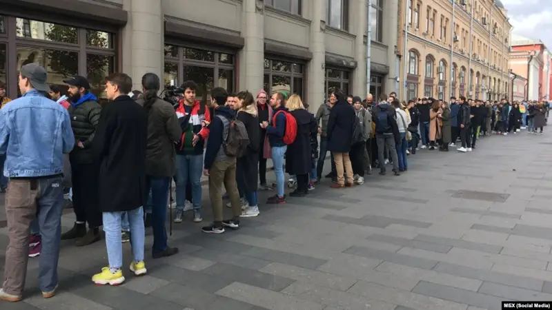Мәскеуліктер сарбазды жаралады деп сотталған актерді қолдап пикетке шықты
