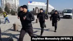 Кемінде үш қалада полиция митингі өтеді деген аумақта белсенділерді ұстай бастады