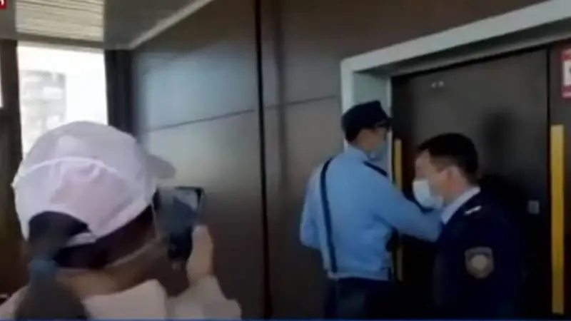 Той тойлағандар тексеру келгенде терезеден қашты (видео)