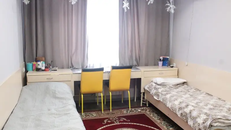 Ата-анасынан айырылған студенттердің жатақханада тұру ақысы өтеледі