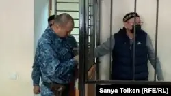 Белсенді Жахин бір аптада екі рет бейбіт митинг заңын бұзды деп сотталды