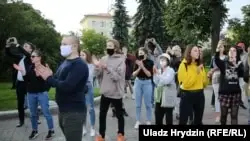 Минск сайлауға түскен Бабарико мен Цепкалоны үміткер ретінде тіркемей, халық наразылыққа шықты