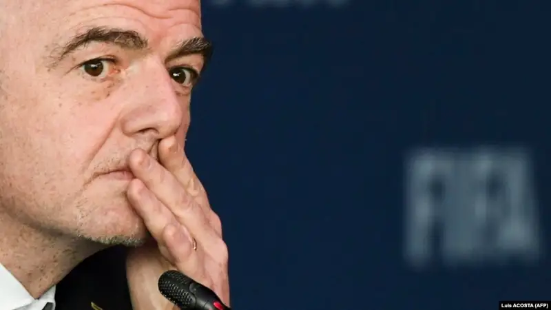 FIFA Иран билігін әйелдерге алаңға кіруге рұқсат беруге шақырды