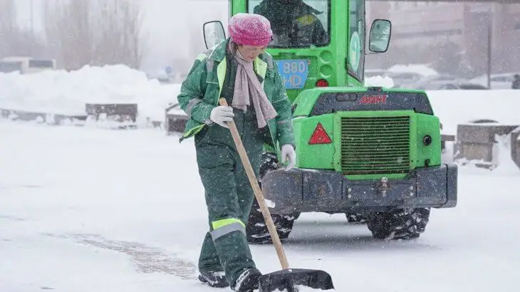 Жұмыс берушілер көше сыпырушылардың ақысын жеп отыр