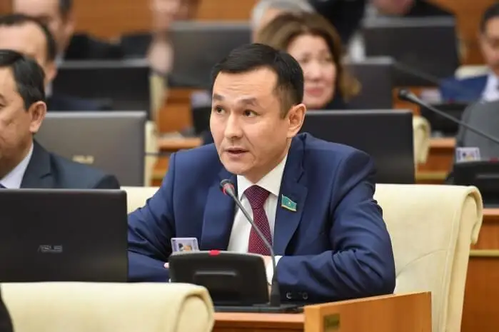 Кешірімшіл Қоңыров кімнің сойылын соғып жүр?