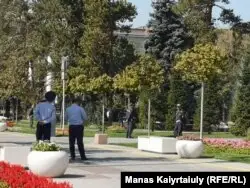 Саябақты күзетіп тұрған полиция қызметкерлері. Алматы, 21 қыркүйек 2019 жыл.