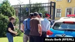 Азаттықтың Тараздағы тілшісін полиция әкетіп, қайта босатты