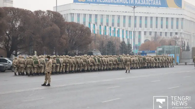 Алаңдағы жағдай: Әскерилер қала ғимараттарын қоршауға алған