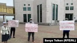 Ақорда маңында акция өткізіп тұрған жаңаөзендіктер. Нұр-Сұлтан, 25 маусым 2020 жыл.