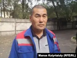 Құрылысшы Бекболат Беделов компанияның өзіне 900 мың теңгедей қарыз екенін айтады. Алматы. 11 қазан, 2019 жыл.