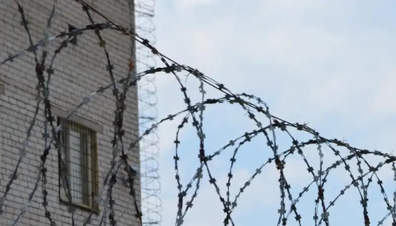 «Аллаһу акбар деп айқайлаған»: Жамбыл облысында сотталушы түрменің үш қызметкерін жаралады