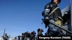 Ресейде арнайы жасақ оқушыларға тұтқындарды қалай ұру керектігін көрсетті