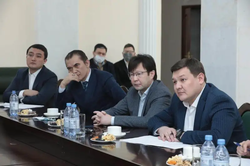 Асхат Оралов Алматыда зиялы қауым өкілдерімен кездесті