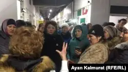 Мұқтаж отбасыларға киім таратылатыны жайлы ақпаратқа алданған әйелдер кінәліні табуды талап етті