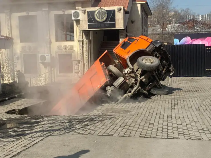 Алматыда жүк көлігі жер астына түсіп кетті
