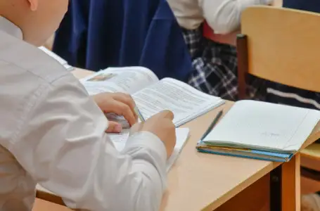 Ұзартылған оқу жылы. Оқулықсыз оқушылар ертегі оқып жүр