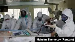 Ресейлік дәрігер індеттен көп медқызметкер өлгенін айтады