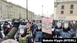Петербургте Конституцияны өзгертуге қарсы шыққан ондаған адам ұсталды