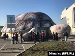 Суретте белсенділер көшпелі саябақтың алдында наразылық танытып тұр. Шымкент, 23 қаңтар 2020 жыл.