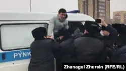 Ақтөбеде екі түрлі шеруге келгендердің бір бөлігі ұсталды