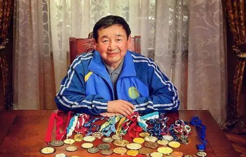 Нұр-Сұлтандағы жекпе-жек сарайына Жақсылық Үшкемпіровтің есімі берілді
