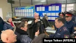 Нұр-Сұлтан белсенділері арыздарына жауап талап етіп полицияға барды