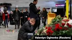Украина ұшақ апатынан қаза болғандарды аза тұтып жатыр.
