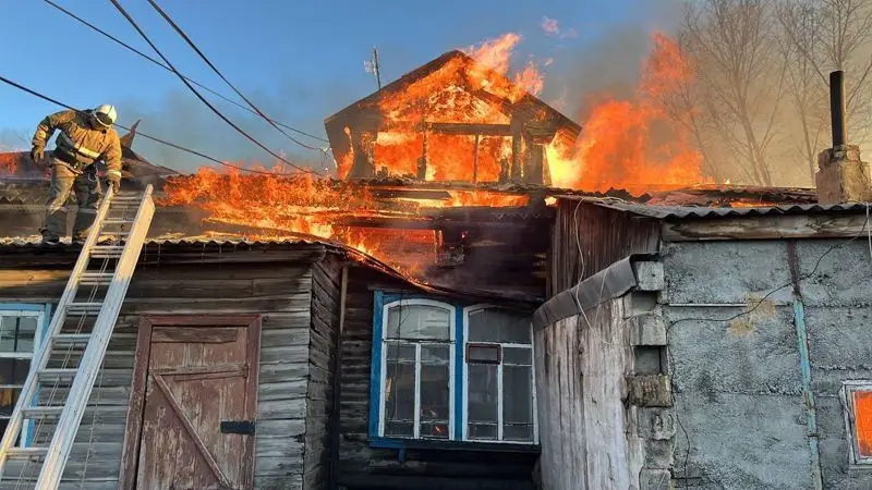 Қарқаралыда қараусыз қалған тарихи ғимарат өртеніп кетті