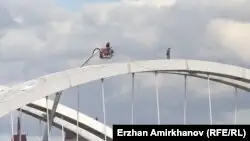 Көпірден секірмек болған адаммен келіссөз жүргізіп жатқан құтқарушылар. Нұр-Сұлтан, 12 қыркүйек 2019 жыл.