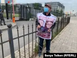 Алматы тұрғыны Жеңіс Зарқын Нұр-Сұлтандағы Қытай елшілігі алдында пикет жасап тұр. 26 маусым 2020 жыл.