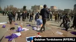 Бішкекте әйелдер маршын ұйымдастырушыларға белгісіз біреулер шабуылдады