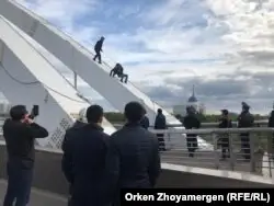 Көпірден секірмек болған адамның төменге түсуіне көмектесіп жатқан құтқарушылар. 12 қыркүйек 2019 жыл.