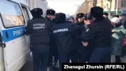 Полиция Ақтөбенің орталық көшесінде адамдардың бірін ұстап жатыр. 22 ақпан 2020 жыл.