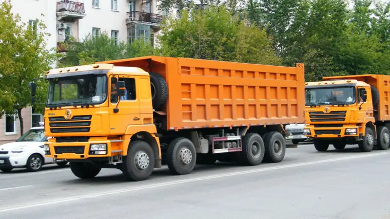 Тас жолдарды тоздырған  жүк көліктері жүгенсіз кетті