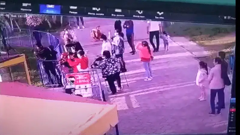 Оралда саябақтағы әткеншек істен шығып, 8 бала жарақаттанды (видео)